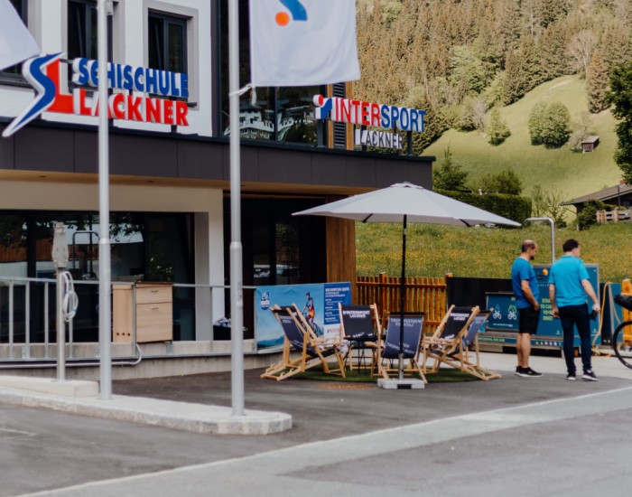 Außen-Sitzbereich im Sommer