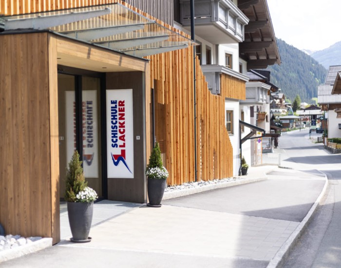 Eingang bei der Straße