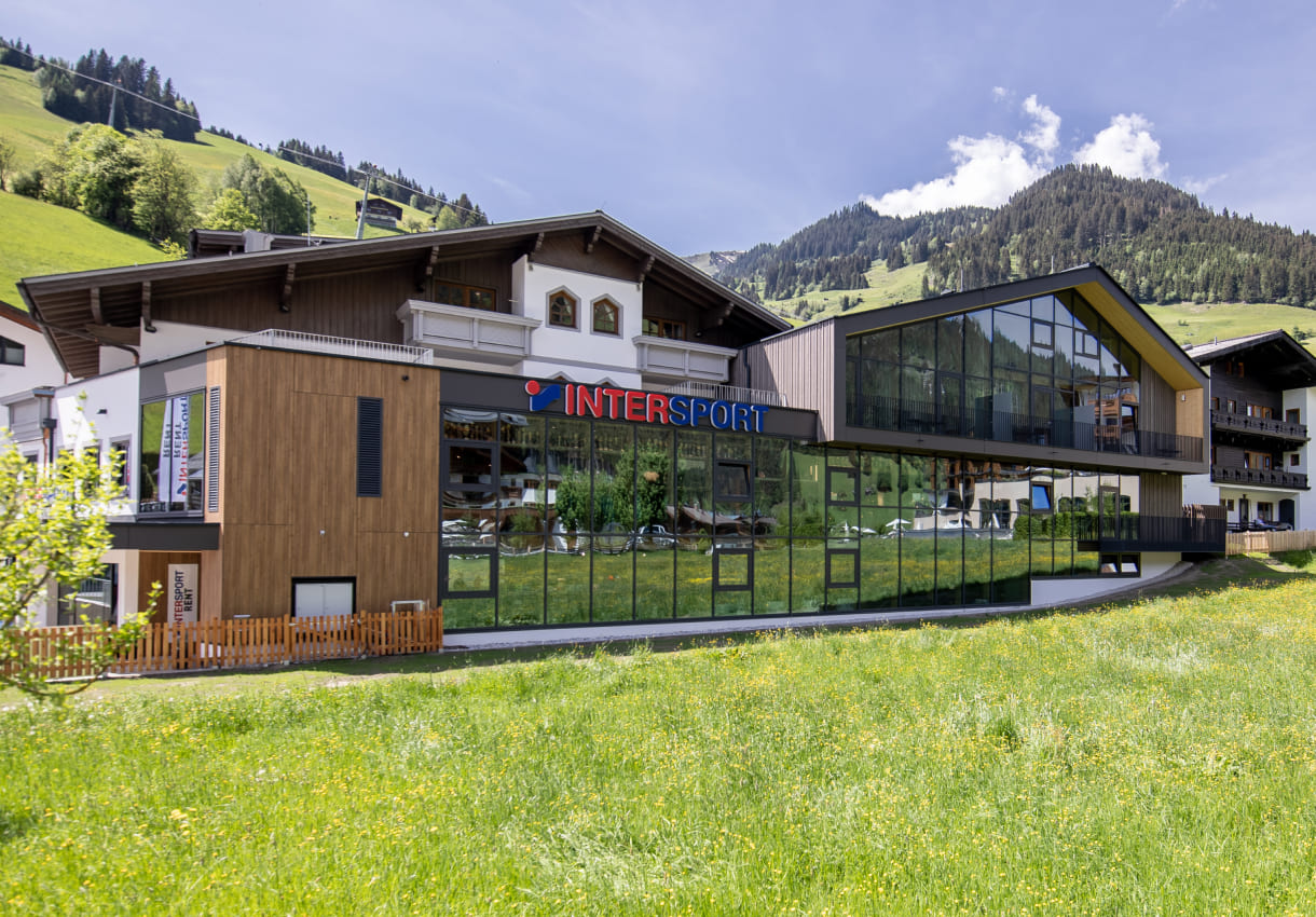 Der Flagshipstore im Sommer - Intersport Lackner