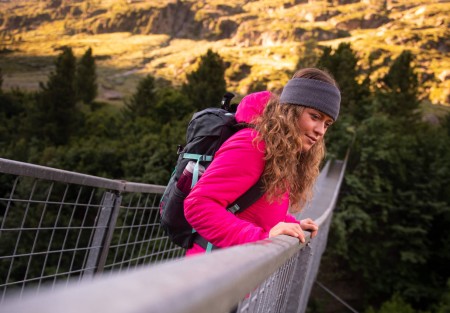 Wandern über Hängebrücke