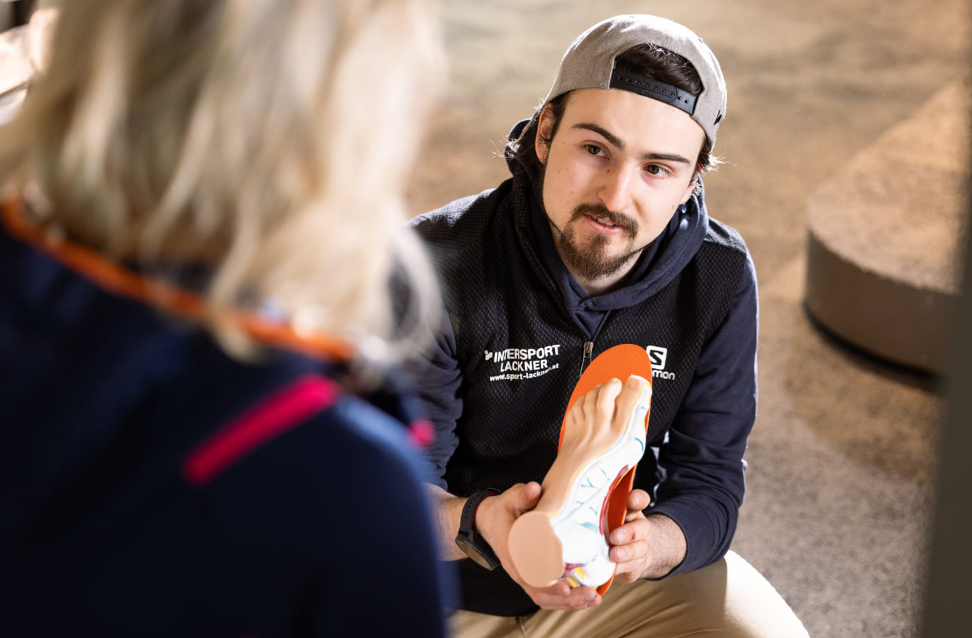 Kompetenter und geschulter Mitarbeiter im Sportgeschäft Lackner