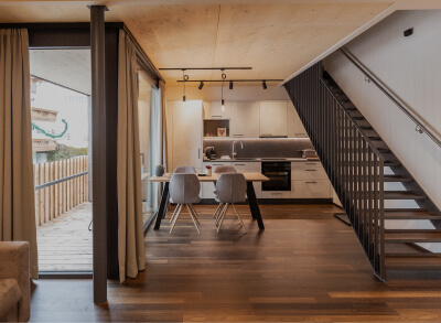 Wohnbereich im 2-stöckigen Loft im Appartementhaus Lackner